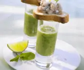 Kalte Gurkensuppe und Matjes-Tatar auf Weißbrot