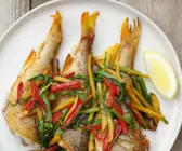 Gegrillter Barsch mit Gemüse-Julienne