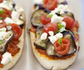 Pizza mit Auberginen und Feta