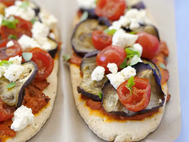 Pizza mit Auberginen und Feta