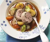 Schweinefilet mit Gemüse in Brühe