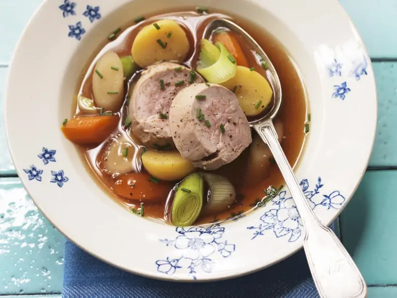 Schweinefilet mit Gemüse in Brühe