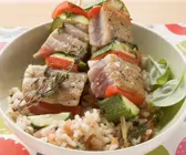 Thunfisch-Gemüse-Spieße auf Reis