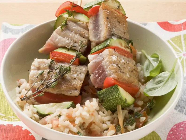 Thunfisch-Gemüse-Spieße auf Reis