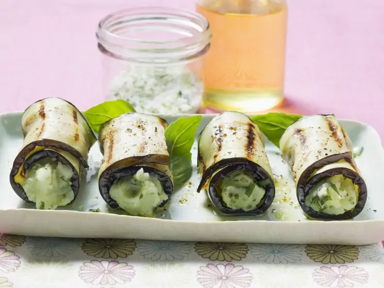 Gegrillte Auberginenröllchen mit Basilikumcreme