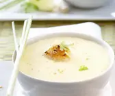 Kokosmilch-Kartoffel-Suppe mit gebratenen Garnelen