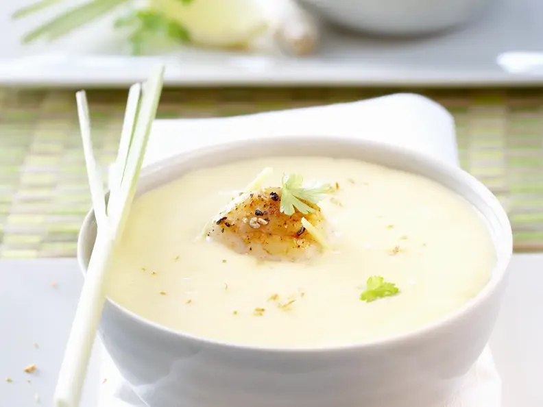 Kokosmilch-Kartoffel-Suppe mit gebratenen Garnelen