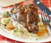 Hasenbraten mit Gemüse-Sahne-Sauce