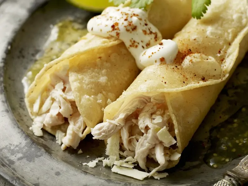 Enchilada mit Hähnchenfleisch gefüllt