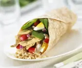 Wrap mit Hähnchensalat gefüllt
