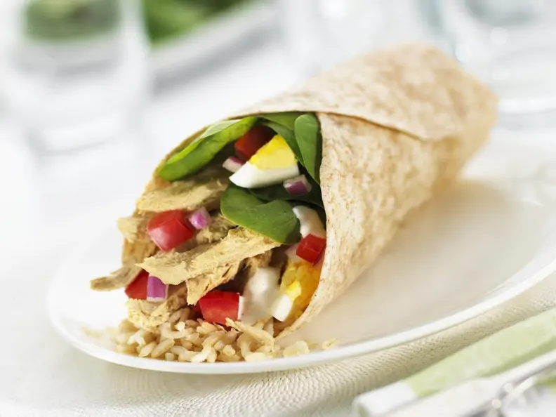Wrap mit Hähnchensalat gefüllt