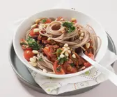 Vollkornnudeln mit Tomaten, Kräutern und Pinienkernen