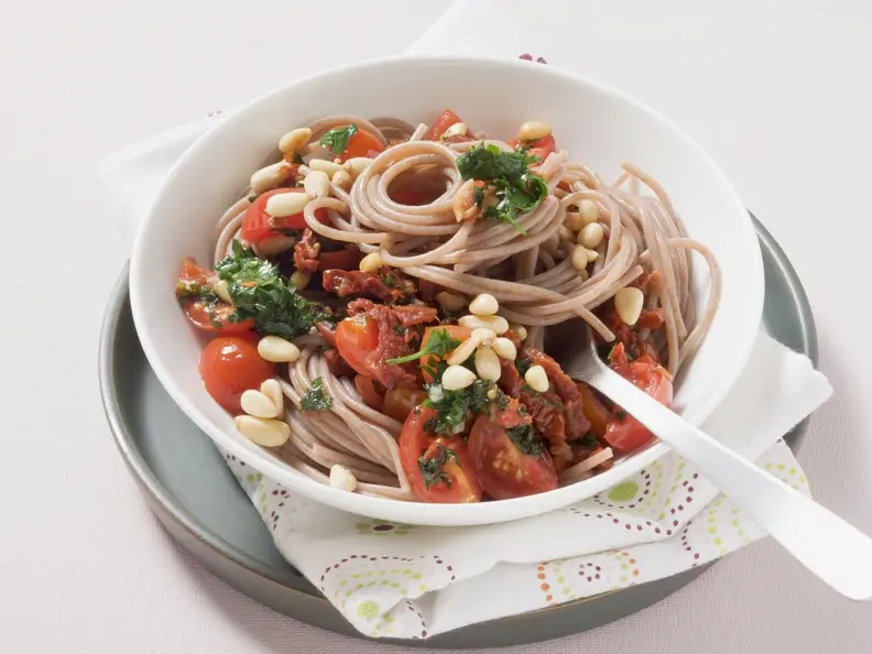 Vollkornnudeln mit Tomaten, Kräutern und Pinienkernen