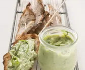 Nussbrot mit Avocadoaufstrich