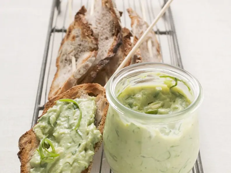 Nussbrot mit Avocadoaufstrich