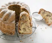Marzipan-Gugelhupf mit Haselnüssen und Schokolade