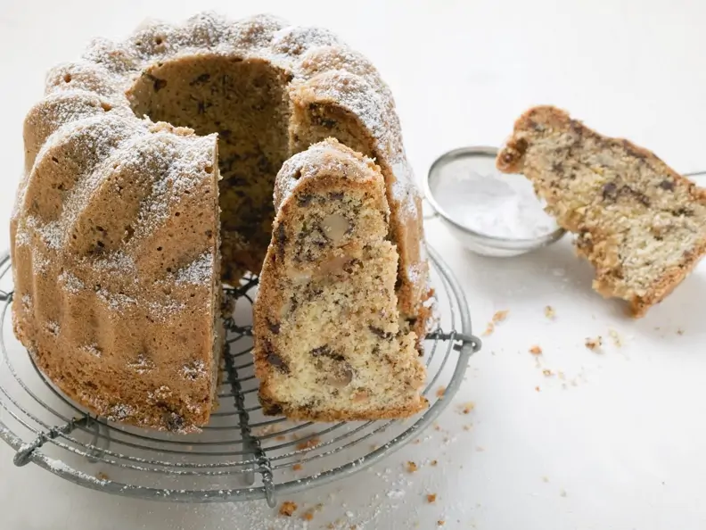 Marzipan-Gugelhupf mit Haselnüssen und Schokolade