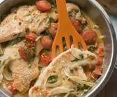 Naturschnitzel von der Pute mit Tomaten und Zwiebeln