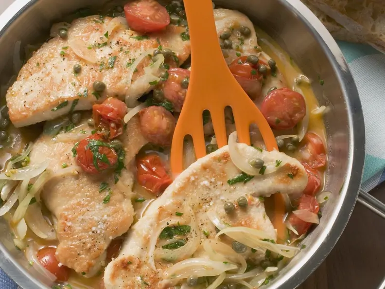 Naturschnitzel von der Pute mit Tomaten und Zwiebeln