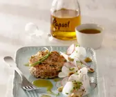 Kurz gebratene Frikadelle von der Lachsforelle dazu Rettichsalat