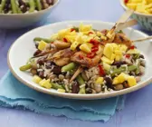 Bohnen-Reis-Salat mit Hühnchenspießen und Mango