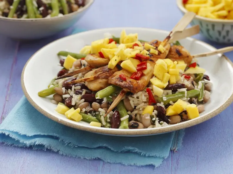 Bohnen-Reis-Salat mit Hühnchenspießen und Mango
