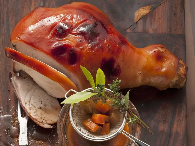 Keule vom Spanferkel mit Malz-Hopfen-Soße