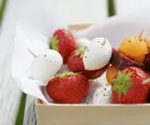 Häppchen mit Erdbeer-Mozzarella oder Wurst-Melone