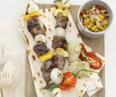 Rindfleischspieße mit Tomaten-Mango-Salsa
