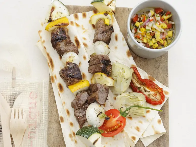 Rindfleischspieße mit Tomaten-Mango-Salsa