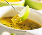 Fruchtiges Käsefondue mit Cheddar und Spinat