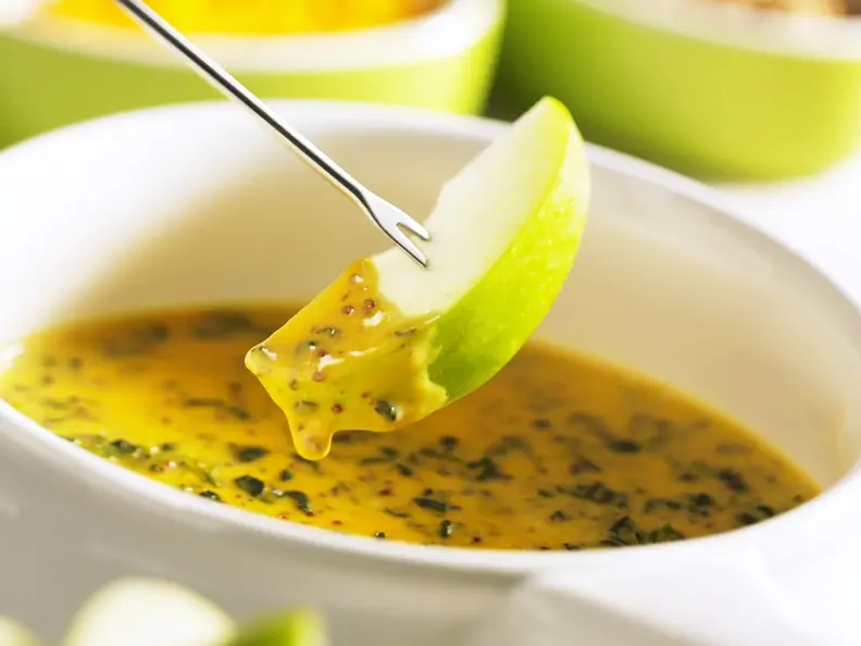 Fruchtiges Käsefondue mit Cheddar und Spinat