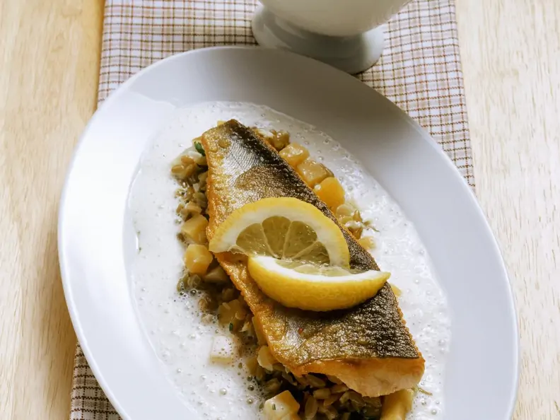 Gebratener Saibling mit Sektsoße und Risotto aus Grünkern
