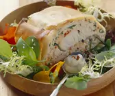 Strudel mit Fischfüllung auf Salat mit Honig-Senf-Dressing