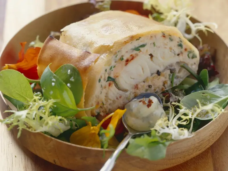 Strudel mit Fischfüllung auf Salat mit Honig-Senf-Dressing
