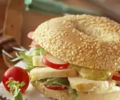 Sesam-Bagel mit Hähnchenbrust und Senf-Mayonnaise
