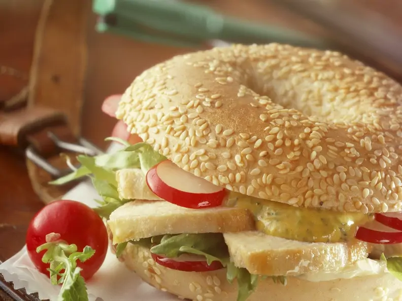 Sesam-Bagel mit Hähnchenbrust und Senf-Mayonnaise