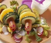 Wiener Würstchen mit Kartoffel- und Gurkenscheiben