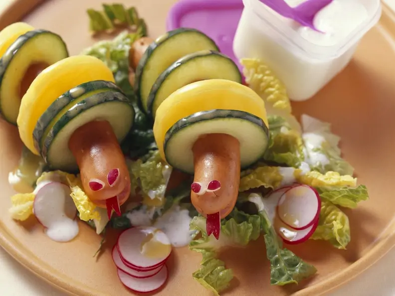 Wiener Würstchen mit Kartoffel- und Gurkenscheiben