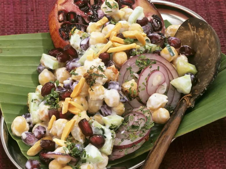 Indischer Kichererbsensalat mit Mandeln und Granatapfelkernen