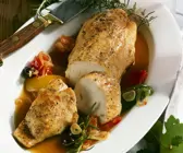 Braten von der Pute mit gemischtem Gemüse