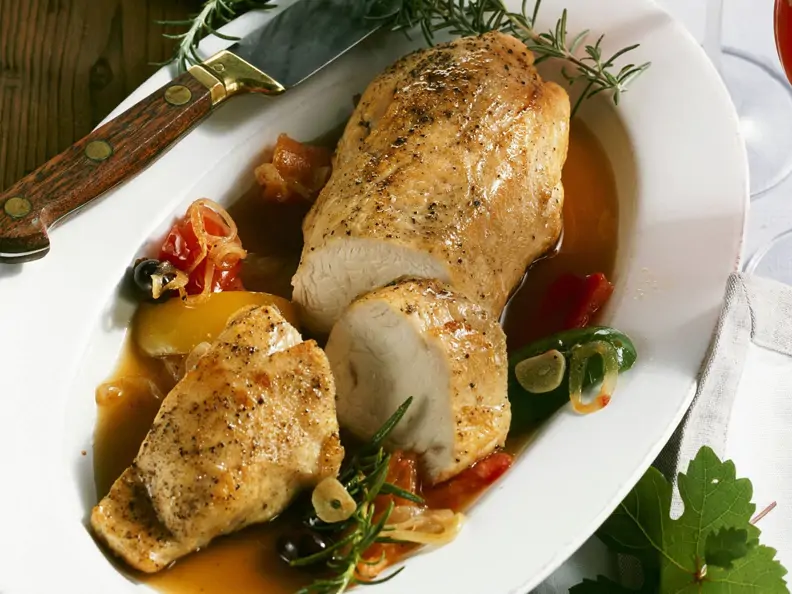 Braten von der Pute mit gemischtem Gemüse