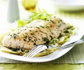 Lachsfilet mit Kartoffeln, Sellerie, Zwiebeln und Kräutern