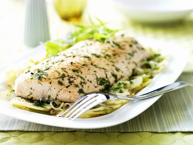 Lachsfilet mit Kartoffeln, Sellerie, Zwiebeln und Kräutern