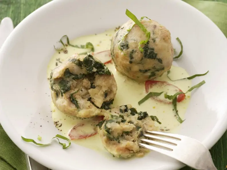 Spinatknödel mit cremiger Soße