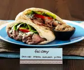 Pitabrot mit Rindersteak und Kichererbsenpüree gefüllt