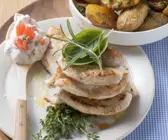 Putenschnitzel mit gebackenen Kartoffeln