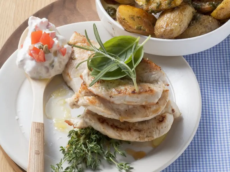 Putenschnitzel mit gebackenen Kartoffeln