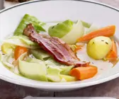 Eintopf mit Weißkohl, Möhren und Speck