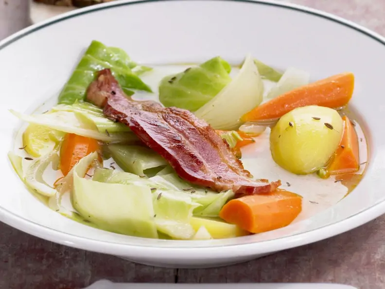 Eintopf mit Weißkohl, Möhren und Speck